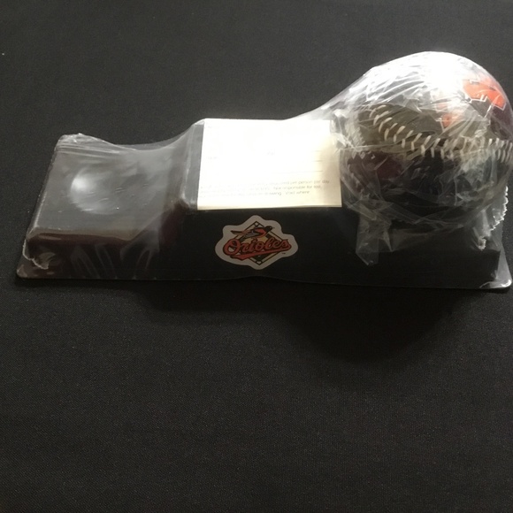 Limited Edition - Cal Ripken Baseball and a 3 ball holder (1995) - Picture 4 of 9
